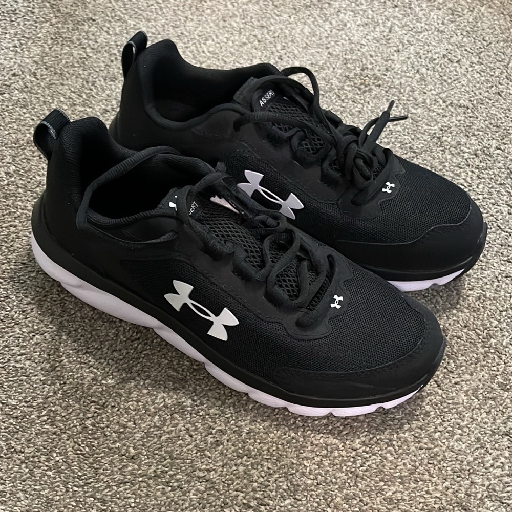 Under armor tennis shoes 6Y NWOT